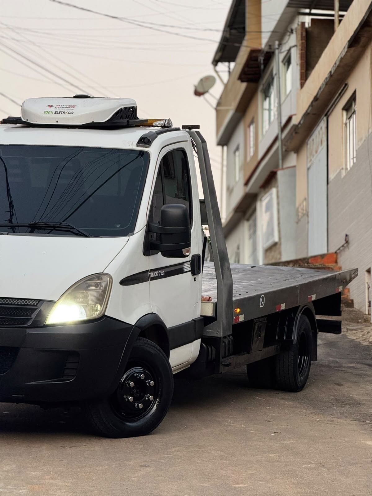 Caminhão plataforma da JG Guinchos