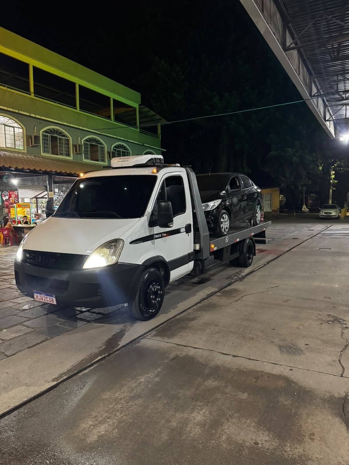 Carro sendo transportado em caminhão plataforma