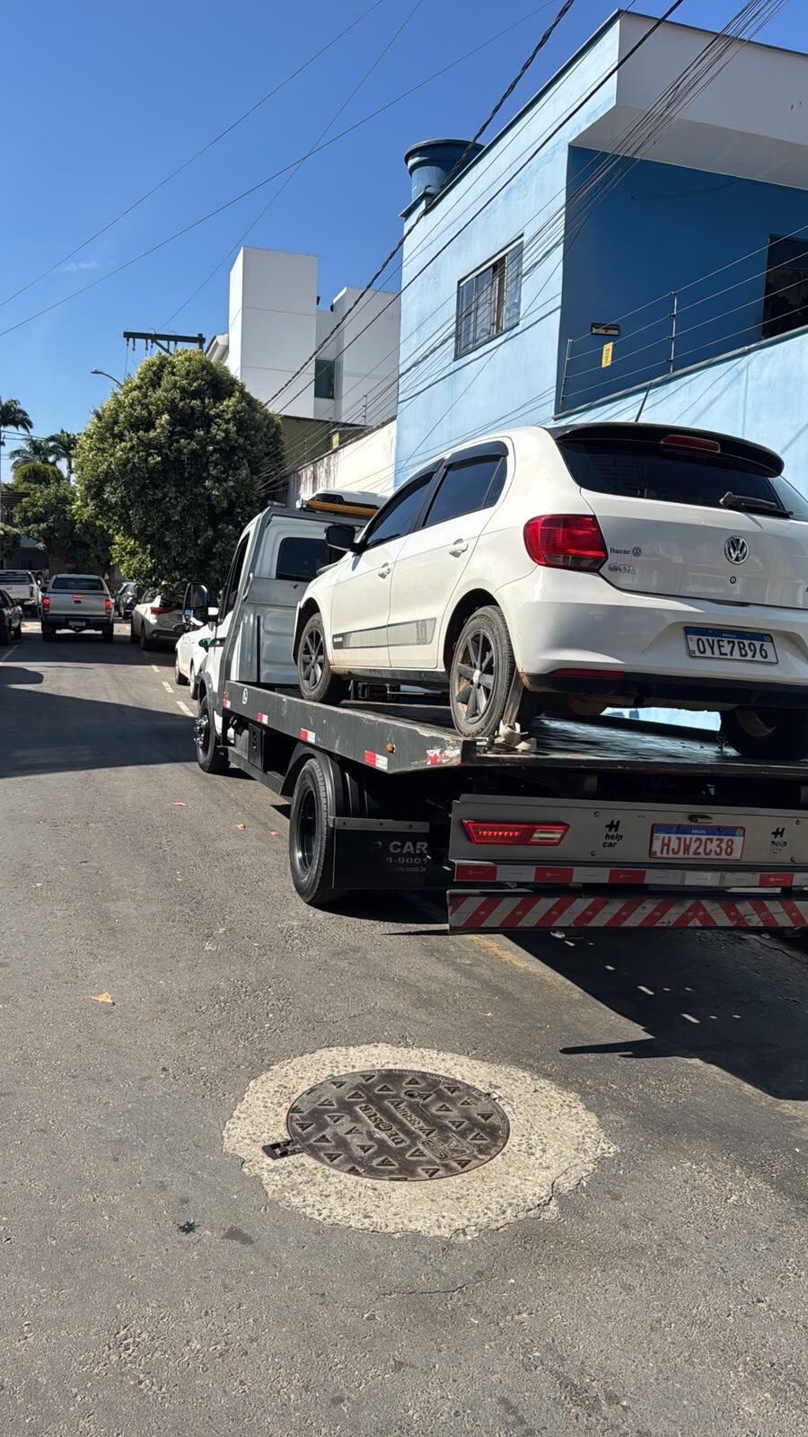 SUV sendo transportado em caminhão plataforma